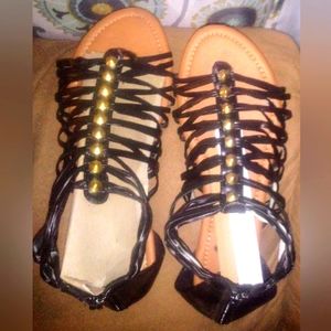 Size 8 cute black sandal w/gold sequence